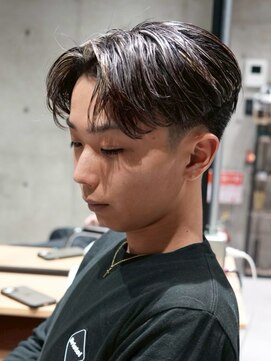メッツ 原宿(METS) MEN'S/毛流れセンターパート×ハイライト/テーパーフェード