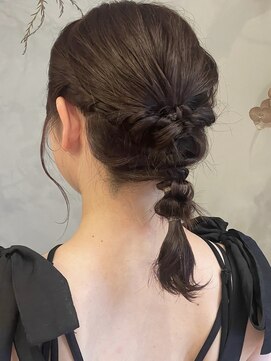 ヒトイロ(hitoiro) 編み込みアレンジ×すっきりアップスタイル