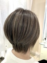 アズール 草加(azule)&nbsp;【大人女性おすすめ】ショート　レイヤー　白髪ぼかしハイライト