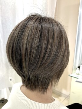 アズール 草加(azule) 【大人女性おすすめ】ショート レイヤー 白髪ぼかしハイライト