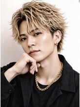 〈ハイトーン×フェザーパーマ〉ハイトーンとシャドウパーマで目立つこと間違いなし！ウケを狙うならこれ！