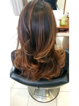 オッジ ヘアー ジャッロ(Oggi Hair giallo) 外国人風