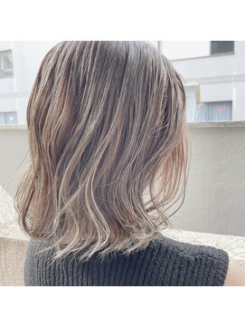 ルッソリベラ 池袋(Lusso libera) 細めハイライト ×ミルキーベージュ×レイヤーカット