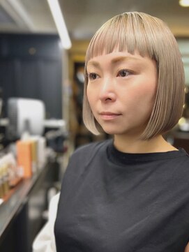 ミムデオム(MIMU de HOMME) ハイトーンオン眉ボブ