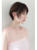 顔周りのレイヤーは耳掛けショートで存在感をシンプルに決める