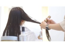 髪の艶、癖、エイジング毛、パサつきなど髪質に合わせて3000通りの中から選定して行う随一のトリートメント
