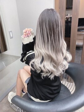 エミーバイモアムー(Emmie byMoremuu) ［南越谷YU-TA］エクステ×ホワイトグラデーション