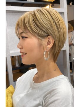 エルア(elua) ショートボブ×Wカラー ハイベージュ