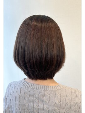カット イン シルバー 大人っぽいショートボブ