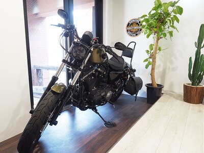 店内にはHarleyが！男のロマンが詰まったこだわりの空間。