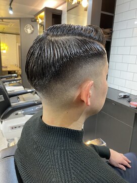 フランクスバーバーザスタンド(Frank’s barber the stand) サイドパートスキンフェードE