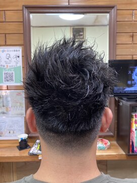 レヴィゼ 刈り上げ短髪無造作パーマモヒカンスタイル清潔感暗髪毛流れ
