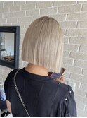 切りっぱなしボブ／ホワイトカラー