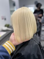 ナナ(NANA)&nbsp;ホワイト/ブロンド/ケアブリーチ/カラー/ボブカット