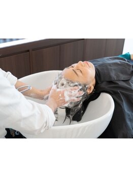 《頭皮ケアをしながらリラックス》頭皮環境を整え、健康的な美髪へ導きます♪上質空間で癒しのひと時を…。