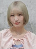 顔まわりレイヤーホワイトミルクティー切りっぱなしショートボブ