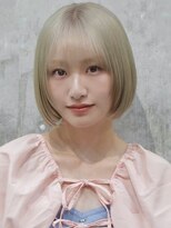 オルズ 渋谷(ALLZ)&nbsp;顔まわりレイヤーホワイトミルクティー切りっぱなしショートボブ