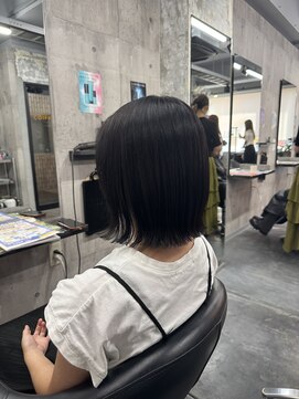 コワファースト長崎シャンプーボーイ 2nd(COIFF1RST 長崎 SHAMPOO BOY) ぱつっとボブ 外ハネボブ