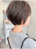 白髪ぼかし×丸みショートで若見えと扱いやすさが続く上品大人髪