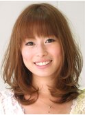 ナチュラルカールのミディアムスタイル