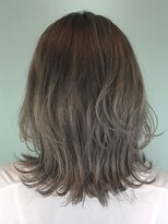 トレパルッキエーレ(tre parrucchiere)&nbsp;［-tre-］ミディアムレイヤー×ハイトーン