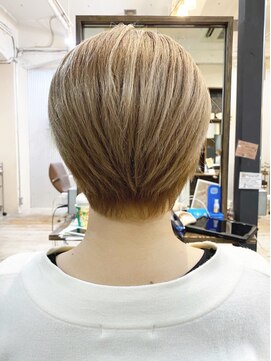 エミュー(emue) 20代30代★インスタ人気耳かけショート×ミルクティーベージュ中