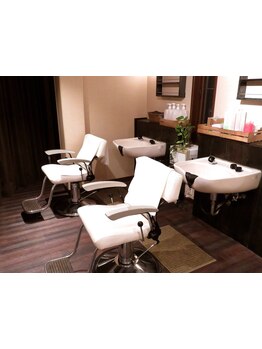 施術はもちろん、ゆったり癒し空間で夢心地♪ヘッドスパで心身ともにリラックスできるサロンタイムを！