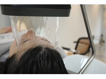 【頭浸浴】頭全体が温泉に浸かっているかのような心地よさと温かさ。せせらぎの音にも癒されます。