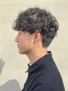 ヘアー アイス ルーチェ(HAIR ICI LUCE) スパイラルパーマ 2ブロック マッシュ 刈り上げ メンズパーマ