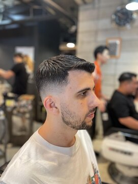 フランクスバーバー アンド ビアークラブ(FRANK'S BARBER and BEER CLUB) ミドラスキンフェードフェザーアップF