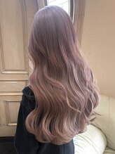 《透明感ピンクベージュ》肌をパッと明るく見せる多幸感カラー！肌のくすみが気になる人におすすめ♪