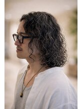 メンズロングヘアの海外風パーマヘア。大人の色気たっぷりに再現性の高いメンズスパイラルパーマ