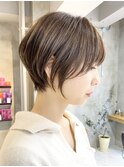 横浜西口白髪染めショートヘアタッセルボブミルクティーベージュ