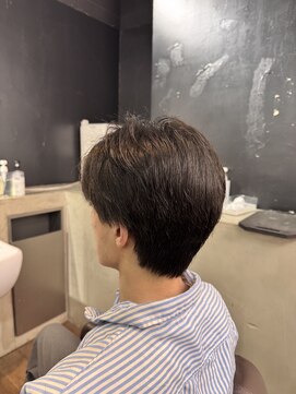 クロムトウキョウ ザ バーバー 新宿本店(CHROM TOKYO the Barber) 刈り上げないセンターパート/メンズ/ツーブロ