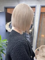 エイム(AiM)&nbsp;ブリーチ ダブルカラー ハイトーン ミルクティーベージュ ボブ