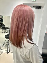 ココ 原宿(KOKO)&nbsp;レイヤーカットイメチェンくびれヘアぱっつん前髪ピンクベージュ
