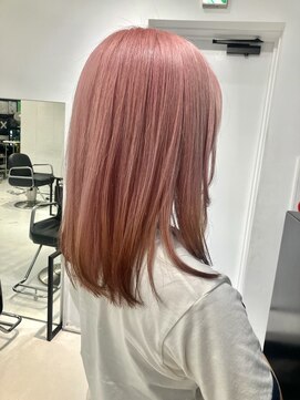 ココ 原宿(KOKO) レイヤーカットイメチェンくびれヘアぱっつん前髪ピンクベージュ
