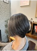 疑似的なツーブロックで、ショートやボブのシルエットが綺麗に