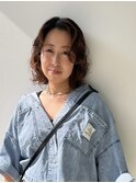 大人のミックスパーマ。パーマの力で毛束を動かし似合わせる。