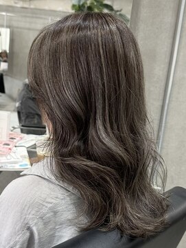 ルイ(ROUIS produced by LUCK 津田沼) ダークアッシュ/グレージュ/コントラストハイライト/大人ヘア