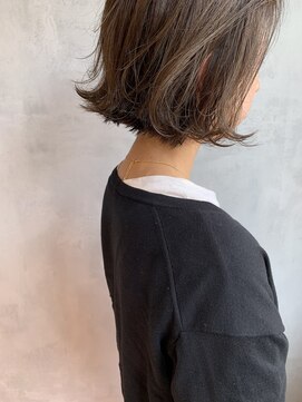 キチ(kichi.) [kichi.] カーキブラウン×切りっぱなしボブ
