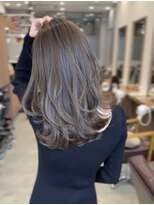 ピークス(PEAKS)&nbsp;振り返らせたくなる大人のレイヤースタイル