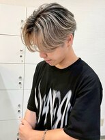 ネハス 栄(nehus.) MEN’S HAIR/サーフカール/刈り上げセンターパート/ブリーチ
