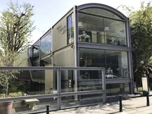 ヒアー 神戸三宮元町(here)の雰囲気（安藤忠雄建築の開放的な空間/髪質改善専門店/三宮/髪質改善）