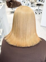 革命的！！ブリーチで受けてしまう髪へのダメージを94％カットしてくれる《ケアブリーチ》取り扱ってます♪