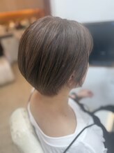 サロン ド アベニュー&nbsp;透明感グレージュ×ひし形大人ショート