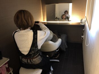 ソラ ヘアーメイク(SORA HAIR MAKE)の写真/《個室のヘッドスパルームあり♪》周りを気にせずリラックスしてついウトウトしてしまうほどの気持ち良さ☆