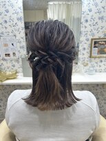 サクララ(Sakura la)&nbsp;ハーフアップ/ふわふわ/タイト/外ハネ/お呼ばれヘア/参列ヘア/