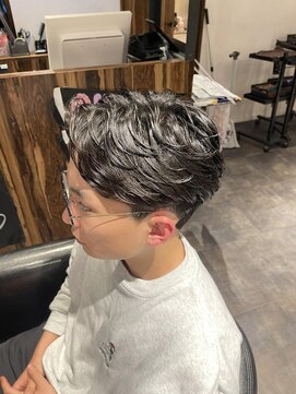 ダンパチバイケンジ(Danpachi by KENJE) センターパート　フェザーパーマ