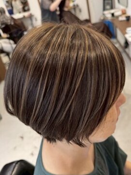 ルイ(ROUIS produced by LUCK 津田沼) 白髪ぼかしハイライト/大人ショート/似合わせカット